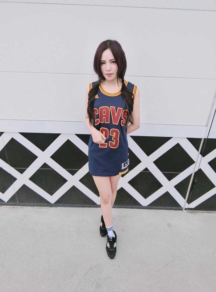 雖然記性不好，但心心兒在球場上卻格外專注，準備投籃的她眼神堅定，彷彿整個世界只剩下她和籃框。