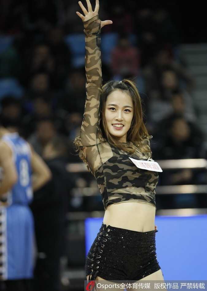 吉林篮球宝贝手持金色花球，在球场中央腾空跃起，充满活力的舞姿瞬间点燃全场热情