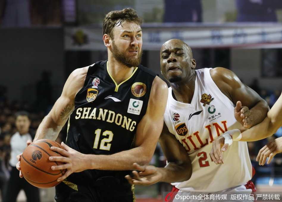 吉林东北虎主场惨遭山东高速屠杀 创队史最大分差失利纪录 丁彦雨航如一把出鞘的利刃,在吉林队的外线防守球员面前虚晃一枪,随即旱地拔葱般干拔而起,篮球在空中划出一道美丽的彩虹,直穿网心,留下防守者呆立原地。