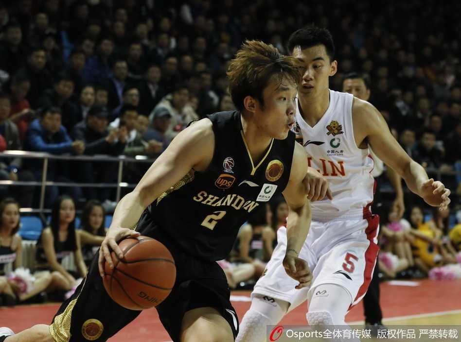 吉林东北虎主场惨遭山东高速屠杀 创队史最大分差失利纪录 山东队外援劳森如同灵猫般穿梭于吉林队的防线之中,他高高跃起,手中的篮球仿佛黏住一般,在对手的围追堵截下依然稳健地将球送入篮筐。