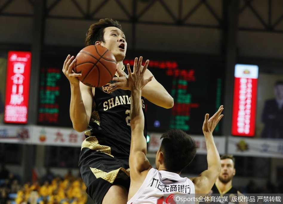 吉林东北虎主场惨遭山东高速屠杀 创队史最大分差失利纪录 昔日NBA火箭队神鸟兰德里在篮下与山东队内线肌肉碰撞,他拼尽全力起跳,手指尖几乎触碰到球框,但眼前的篮筐却像对主人盖上了盖子,一次次拒绝他的投篮,眼中满是无奈与不甘。