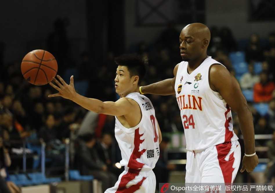 吉林东北虎主场惨遭山东高速屠杀 创队史最大分差失利纪录 山东队小将潘宁接到队友妙传,眼前一片空旷,他像一只展翅的雄鹰,大踏步杀入内线,单臂高高举起,用一记势大力沉的战斧式劈扣,狠狠地将球砸进篮筐,瞬间点燃了替补席的激情。