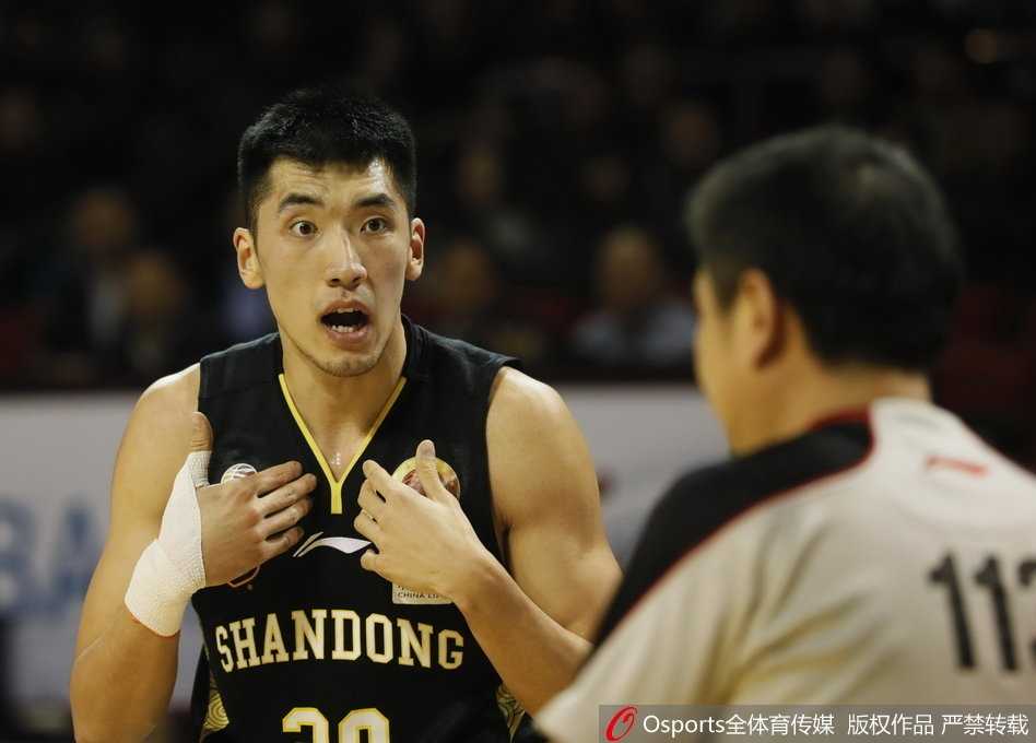 吉林东北虎主场惨遭山东高速屠杀 创队史最大分差失利纪录 山东队外援莫泰尤纳斯在三人合围之下,依然保持着欧洲球员的优雅,他巧妙地将球从防守者的缝隙中传给空切的队友,眼神中透露出洞察一切的智慧,仿佛一位掌控全局的指挥官。