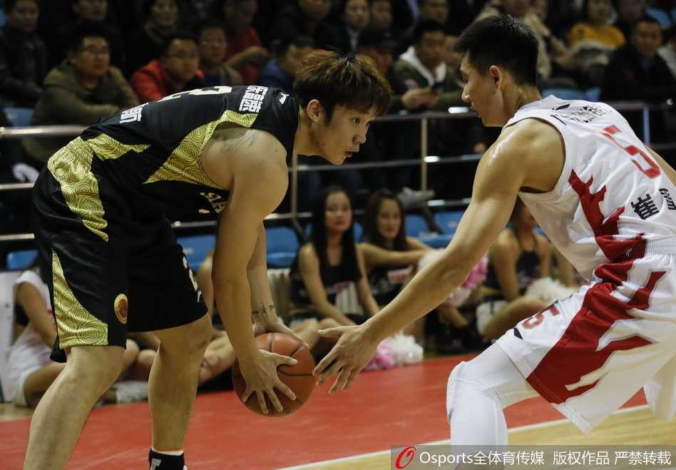 吉林东北虎主场惨遭山东高速屠杀 创队史最大分差失利纪录 场边的山东队主教练凯撒脸上洋溢着止不住的笑意,他双手环抱在胸前,轻松地看着场上弟子们的表演,这场早早失去悬念的比赛让他难得地享受了一个无比惬意的夜晚。