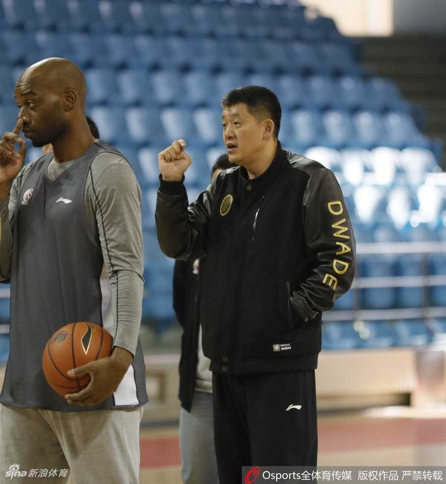 兰德里在内卡位要球，肌肉线条分明，眼神中充满对胜利的渴望，准备在禁区与对手展开肉搏。