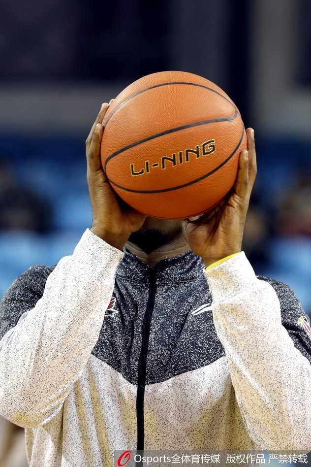 外援兰德里在篮下卡位要球，身旁的队友李安正为他拉开空间，两人默契十足，这是属于东北虎内线双塔的无声交流。