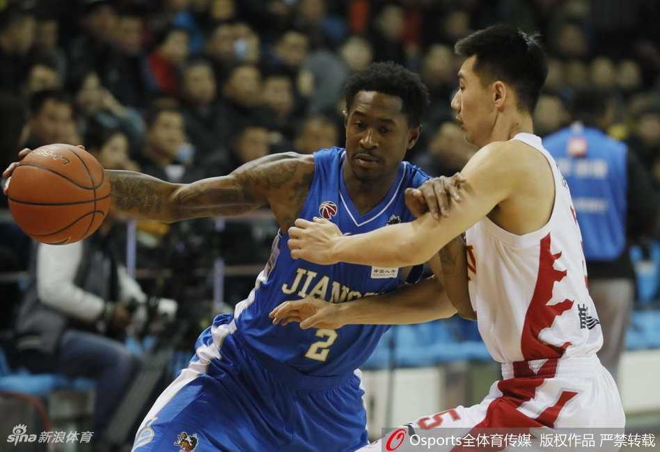 江苏肯帝亚外援马尚·布鲁克斯在吉林队严密防守下依然从容出手，眼神中透露出必胜的坚定信念。