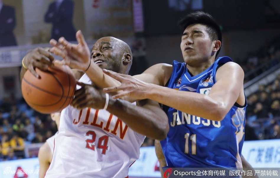 江苏队长易立如一把出鞘的利剑，持球突破瞬间速度极快，对手只能望其项背，依稀可见巅峰时期的英姿。