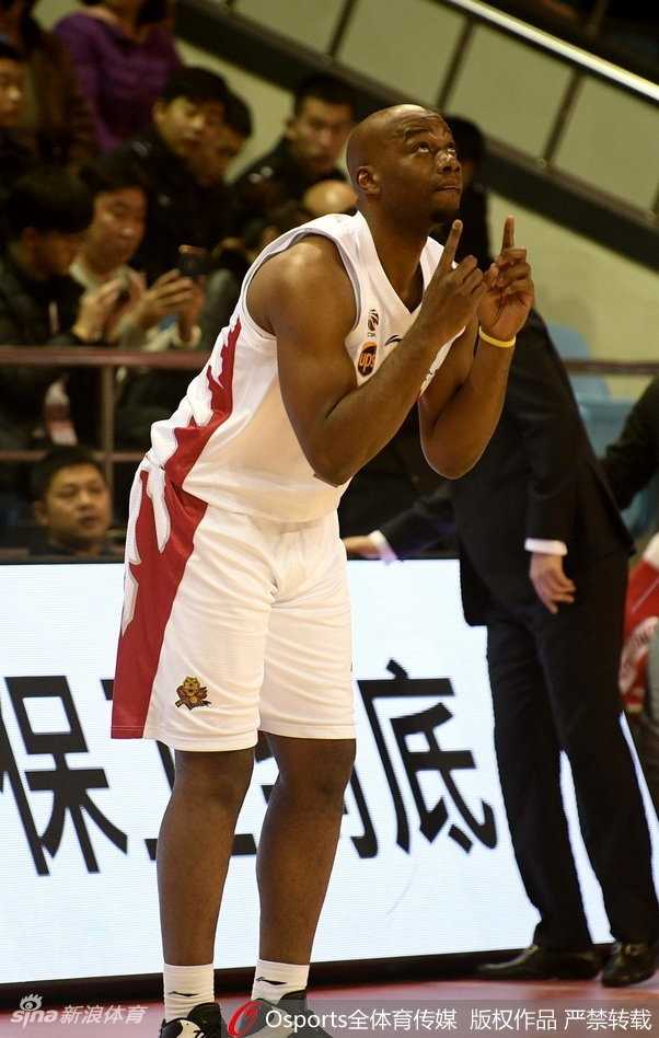 林志杰外线手起刀落，首节三分球四投全中，独得14分点燃全场