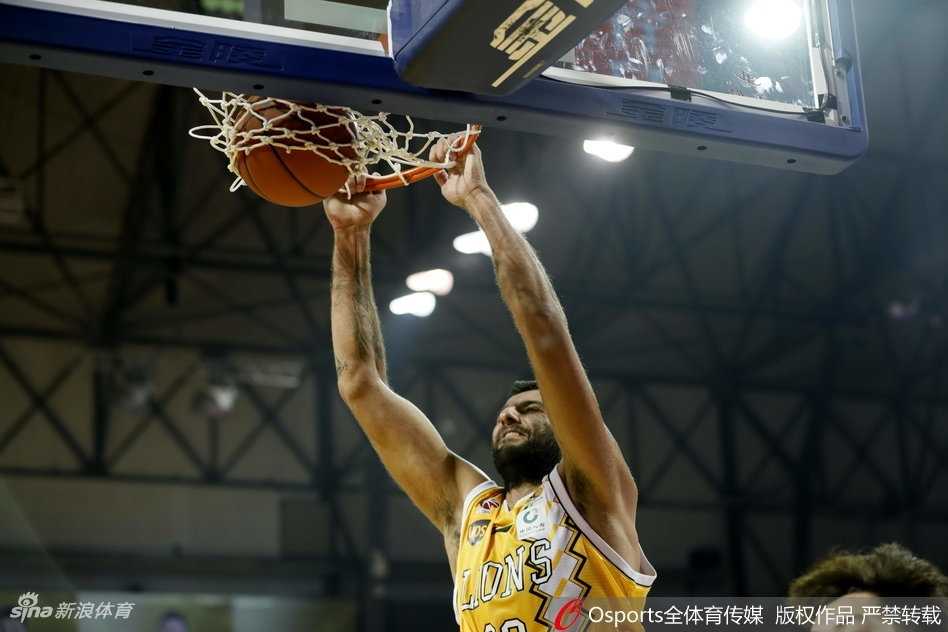 博洛西斯内线从容转身，面对防守轻舒猿臂将球送入篮筐