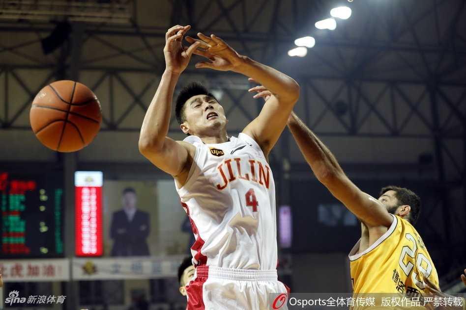 韦弗面对防守强行干拔三分，篮球划出完美弧线直钻网心