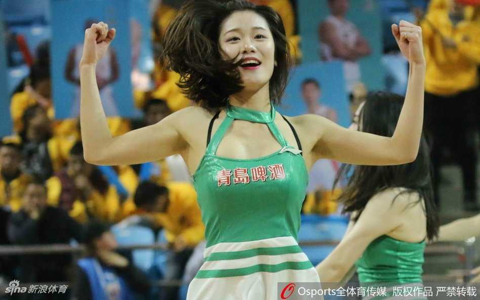 队员做大幅度后仰动作，身体曲线优美，同时巧妙避免走光，展现专业素养