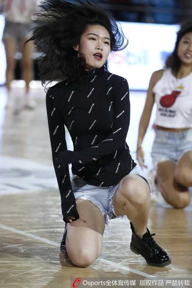 镜头特写下，一位宝贝的秀发如丝缎般顺滑，回眸瞬间发丝轻扬，甜美的笑容比舞蹈更让人沉醉。