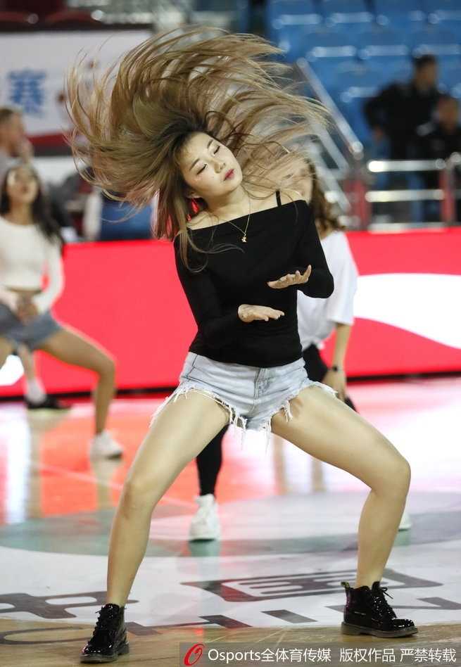 舞动瞬间，女孩的长发与流苏共同飞扬，刚劲有力的舞姿中带着女性的柔美，成为赛场边的视觉焦点。