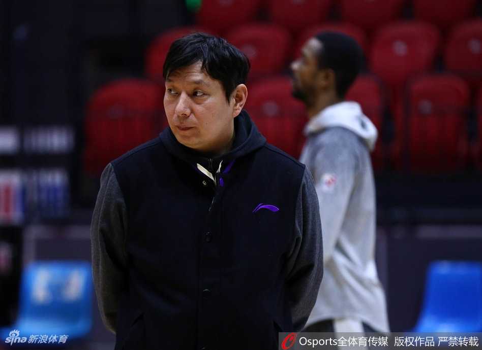 队友在场上训练，兰德里在场下搞怪抢镜，画面充满喜感，展现了球队内部融洽的化学反应。