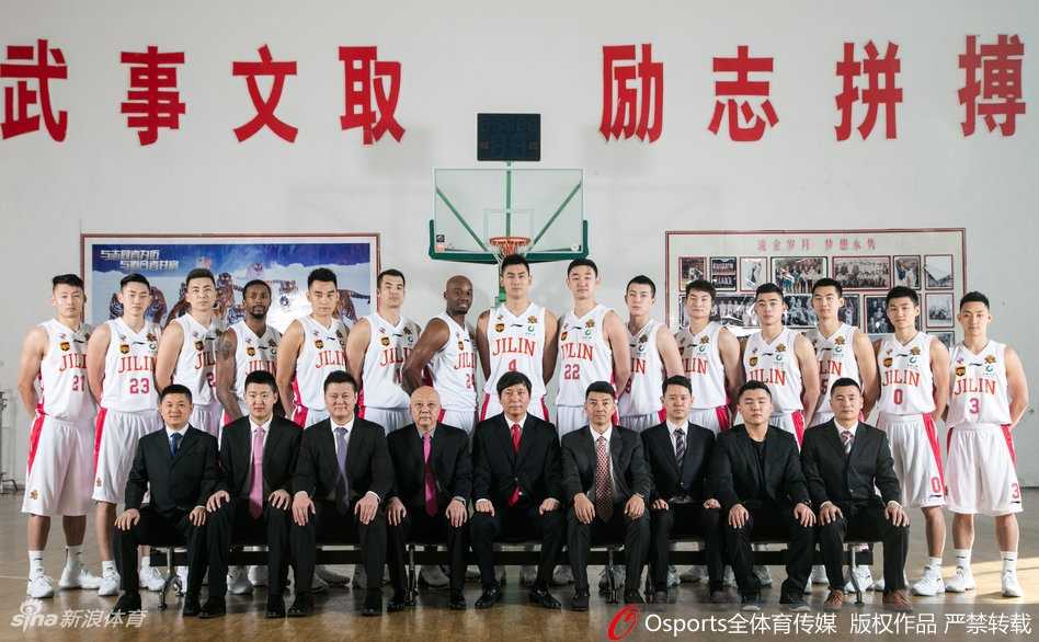 吉林男篮新赛季写真:东北虎的欢笑与“兰韦岩”的野心 韦弗在拍摄中展现冷酷一面,他表情专注,眼神坚毅,手臂肌肉线条分明,仿佛已经瞄准了新赛季的篮筐,准备随时发射致命三分。