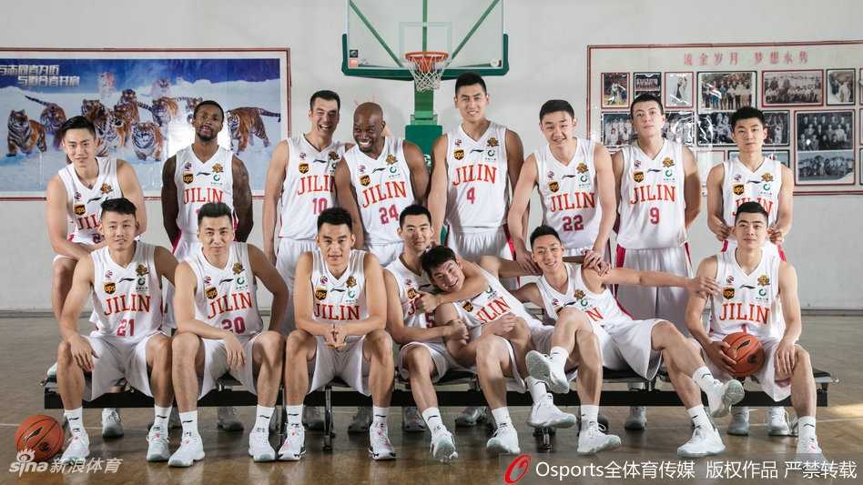 吉林男篮新赛季写真:东北虎的欢笑与“兰韦岩”的野心 兰德里在镜头前做出夸张的鬼脸,双手比出摇滚手势,眼神里全是戏,仿佛在说‘看我帅不帅’,逗得旁边的工作人员哈哈大笑。