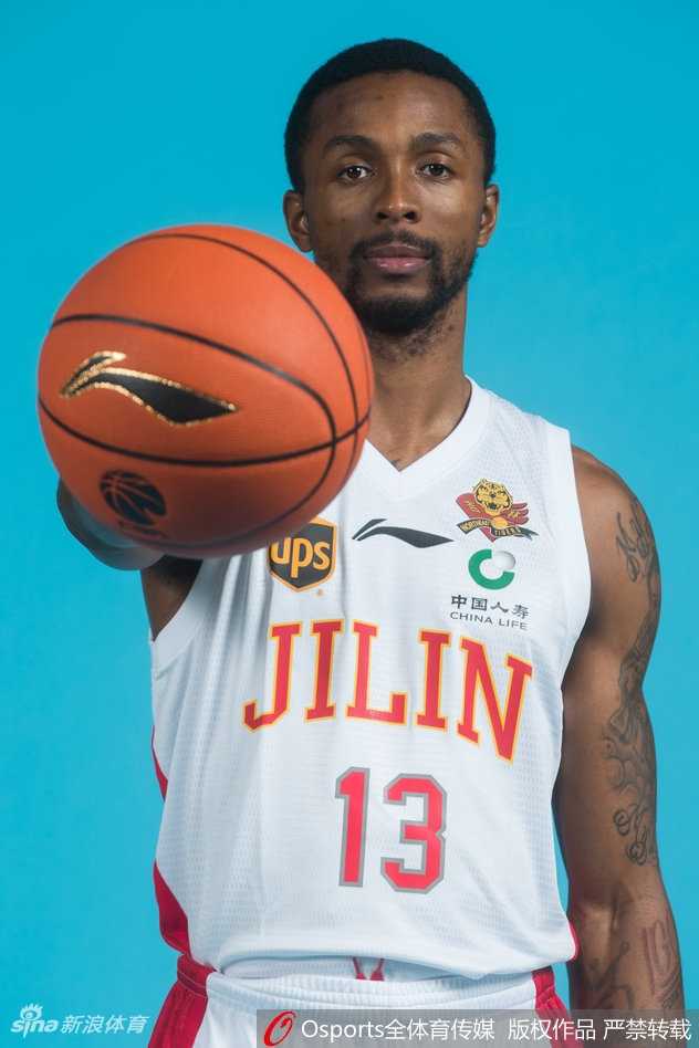 吉林男篮新赛季写真:东北虎的欢笑与“兰韦岩”的野心 吉林男篮全队大合影,球员们或坐或站,队形错落有致,兰德里在人群中依然不忘搞怪,让整张全家福充满了生动的生活气息。