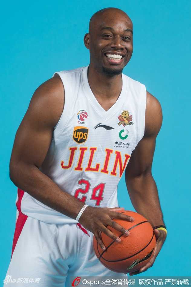 吉林男篮新赛季写真:东北虎的欢笑与“兰韦岩”的野心 崔晋铭、柴长易、李安等国内球员身穿白色队服并肩站立,他们整齐划一,面带微笑,展现出东北虎本土力量的团结与朝气。