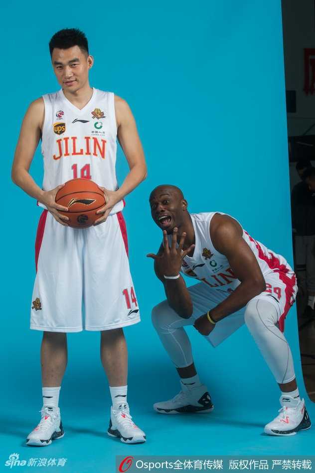 吉林男篮新赛季写真:东北虎的欢笑与“兰韦岩”的野心 高诗岩身穿0号战袍,摆出持球突破的姿势,年轻的脸庞上写满了与年龄不符的沉稳,眼神中透着一股‘初生牛犊不怕虎’的狠劲。