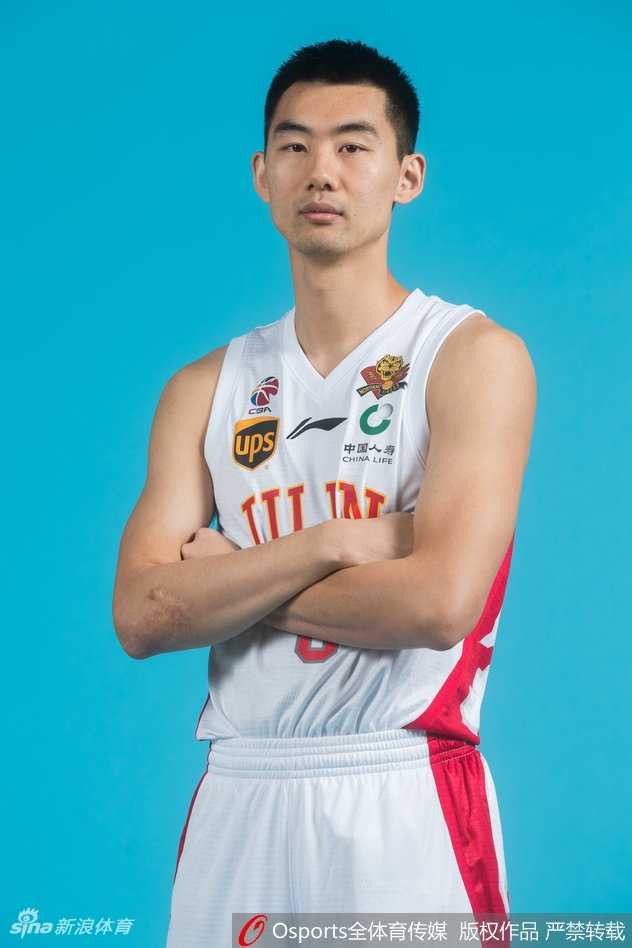 吉林男篮新赛季写真:东北虎的欢笑与“兰韦岩”的野心 兰德里与韦弗并肩而坐,眼神交流默契十足,仿佛在私下密谋新赛季的战术配合,身后的吉林队徽闪耀着期待的光芒。