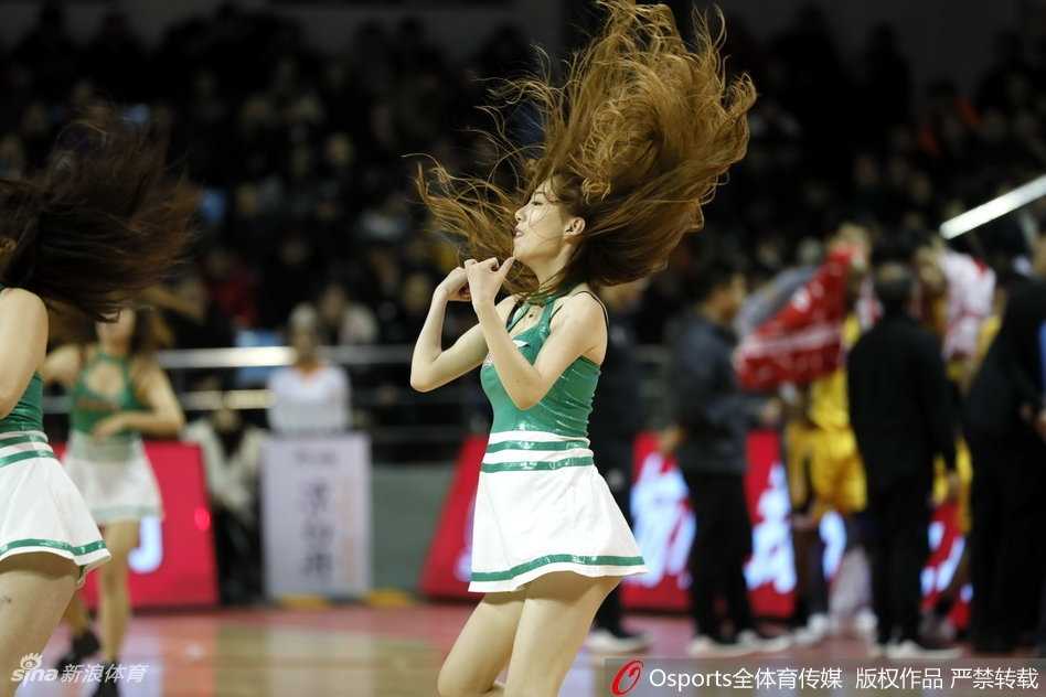 整齐划一的舞蹈动作，队员们身姿矫健，宛如冬日里的一把火