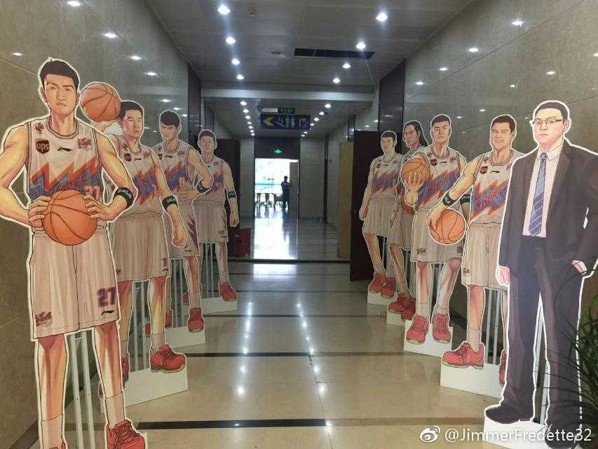 吉默·弗雷戴特与上海大鲨鱼的未了情缘 媒体日现场,弗雷戴特身穿上海队战袍,双手叉腰站在球队背景板前,眼神坚定地凝视前方,浑身散发着顶级得分手独有的杀气。