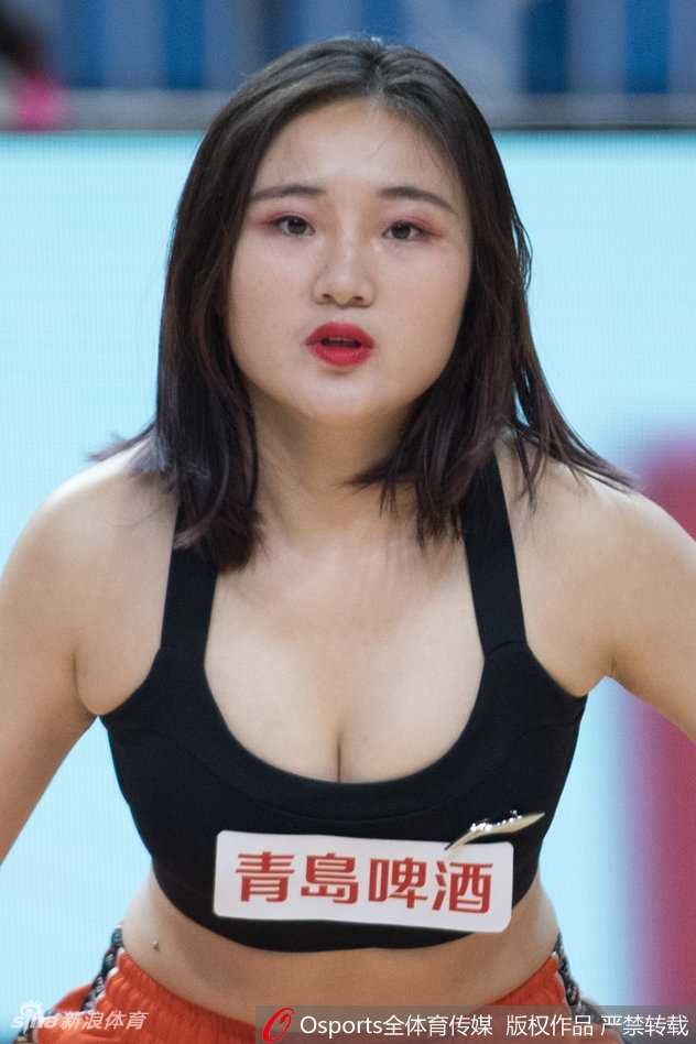 同曦啦啦队寒冬热舞燃爆赛场 青春力量舞动CBA主场 伴随着动感音乐的节拍,同曦啦啦队员们在场地中央纵身跃起,修长的身姿与动感的舞步吸引了全场目光