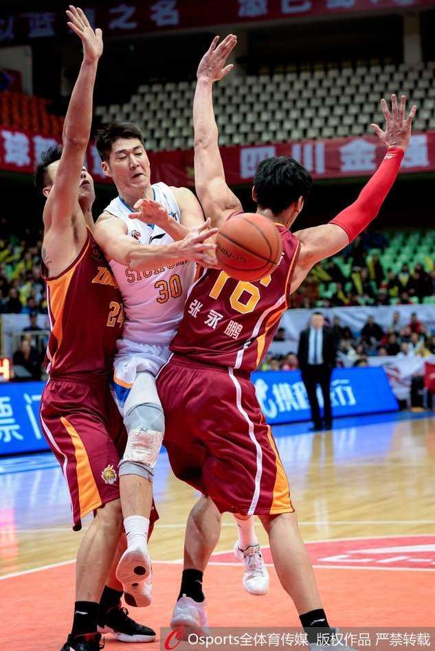 迪奥古在失去平衡的瞬间依然凭借出色的核心力量将球放进篮筐，这次强硬的2+1让四川队看到了一丝追分的希望。