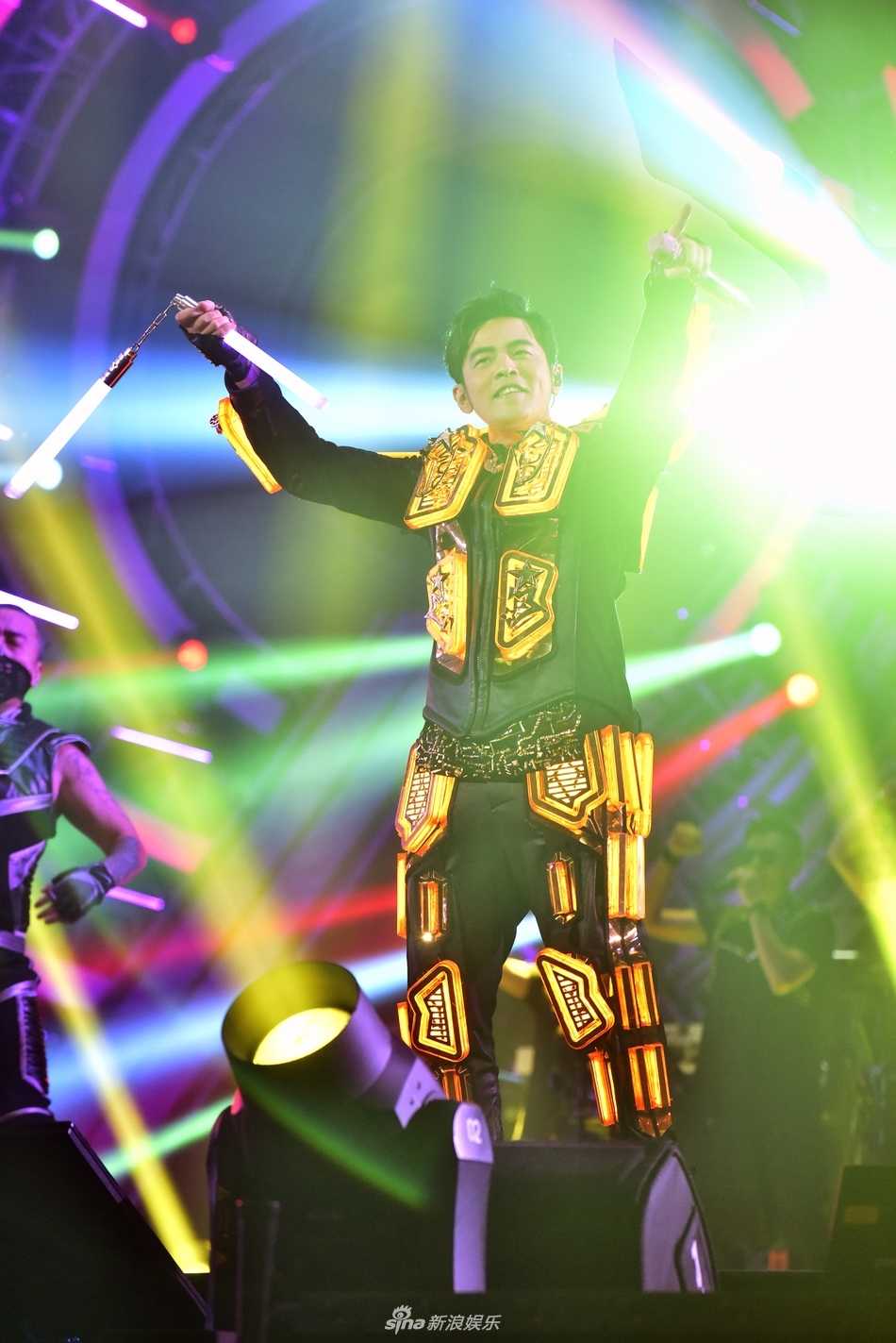 一万颗粉红色的告白气球从台北小巨蛋场馆上空缓缓飘落，周杰伦与萧敬腾在浪漫的气球雨中合唱，画面美轮美奂。