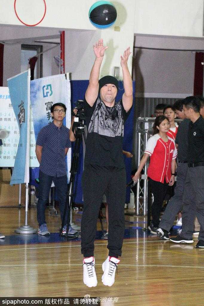 周杰伦裹头巾英姿飒爽现身球场 携富邦勇士为偏乡学童点燃篮球梦 在五对五的友谊赛中,周杰伦头戴黑色头巾快速突破防守,他嘴角微微上扬,似乎胸有成竹,尽管面对的是职业球员,依然展现出不服输的拼劲。