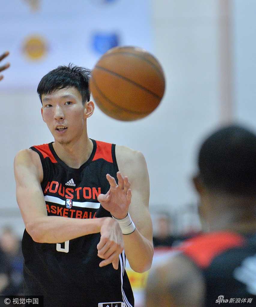 周琦在高位得球后双手高举观察队友跑位，眼神中透露着与年龄不相符的冷静与沉着。