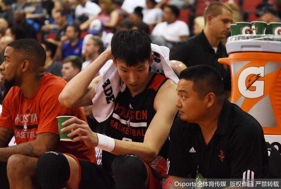 周琦夏季联赛首秀惊艳 大魔王开启NBA逐梦征程 比赛间隙,周琦侧耳倾听翻译转述,神情专注地领会教练的战术布置