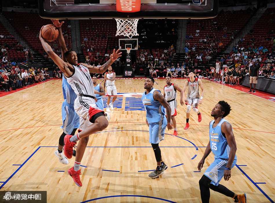 周琦在比赛中目送篮球飞向篮筐，神情紧张而专注，身边的对手试图用身体对抗挤开他的防守位置。