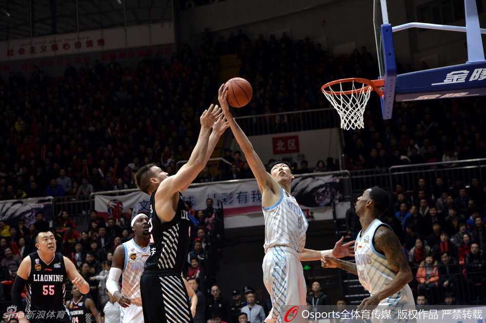 周琦在对方内线群中高高跃起，如大鹏展翅般抢下关键篮板，眼神中满是对于胜利的渴望。