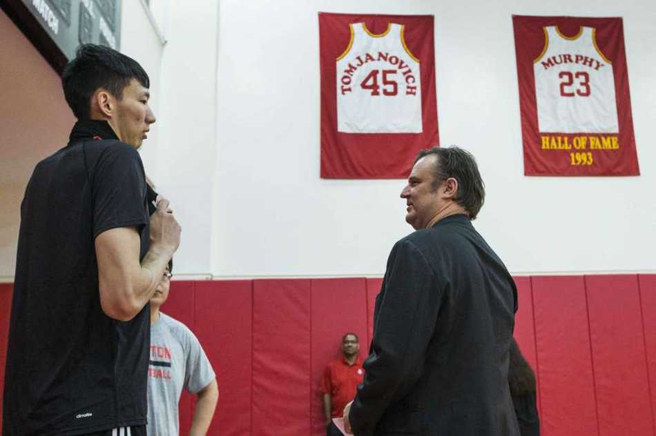 周琦与队友在训练中完成了一次精彩的空中接力配合，落地后两人相视而笑，击掌庆祝，这种无间的默契正是火箭队所希望看到的。