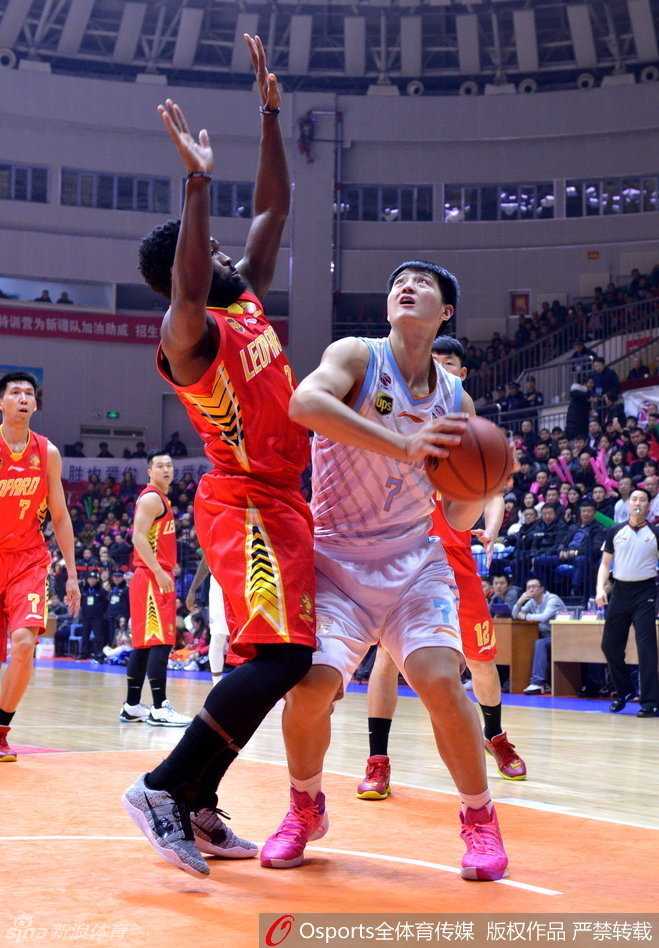 新疆队外线核心亚当斯面对深圳防守球员，冷静地寻找突破契机，准备撕开对手防线。