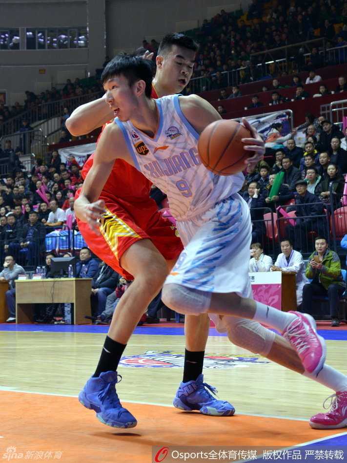 周琦在深圳队内线群中高高跃起，如同霸王举鼎一般，单手将球砸入篮筐，完成势大力沉的灌篮。