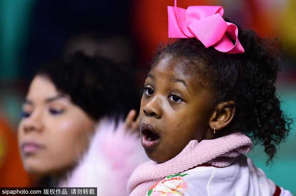 赛后，哈德森与妻子深情相拥，感谢她带着女儿们来到现场支持自己，一家人其乐融融。