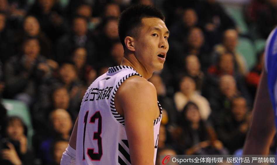 哈德森独揽二十九分 郭艾伦穿针引线 辽宁主场力克北京豪取六连胜 方硕迎着防守人的长臂干拔跳投,皮球在空中划过一道彩虹,空心入网,这个关键的三分球让北京队在末节看到了逆转的希望,方硕握拳怒吼。