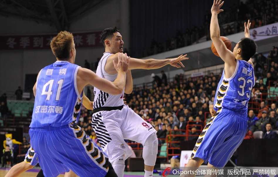 哈德森独揽二十九分 郭艾伦穿针引线 辽宁主场力克北京豪取六连胜 李晓旭高高跃起,用指尖改变了汉密尔顿的投篮轨迹,钟诚在身后卡住位置,两人合力完成这次关键防守,化解了北京队的一次内线进攻。
