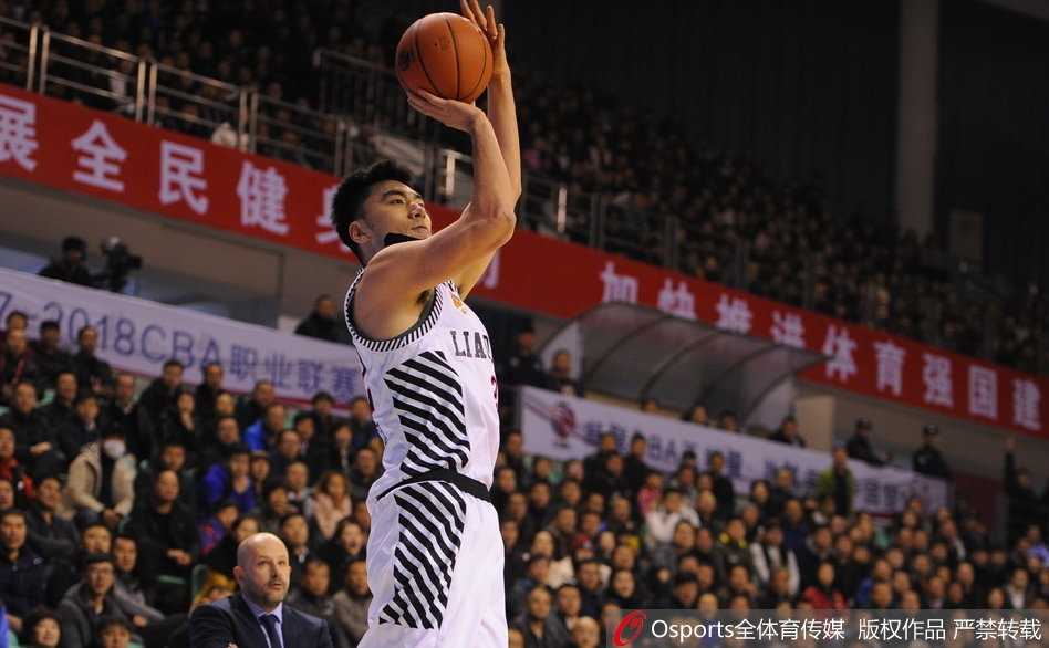 哈德森独揽二十九分 郭艾伦穿针引线 辽宁主场力克北京豪取六连胜 北京队外援杰克逊面对赵继伟的贴身紧逼,利用节奏变化强行突破,他的眼中只有篮筐,即使面对协防也毫无惧色,本场他砍下了全场最高的35分。