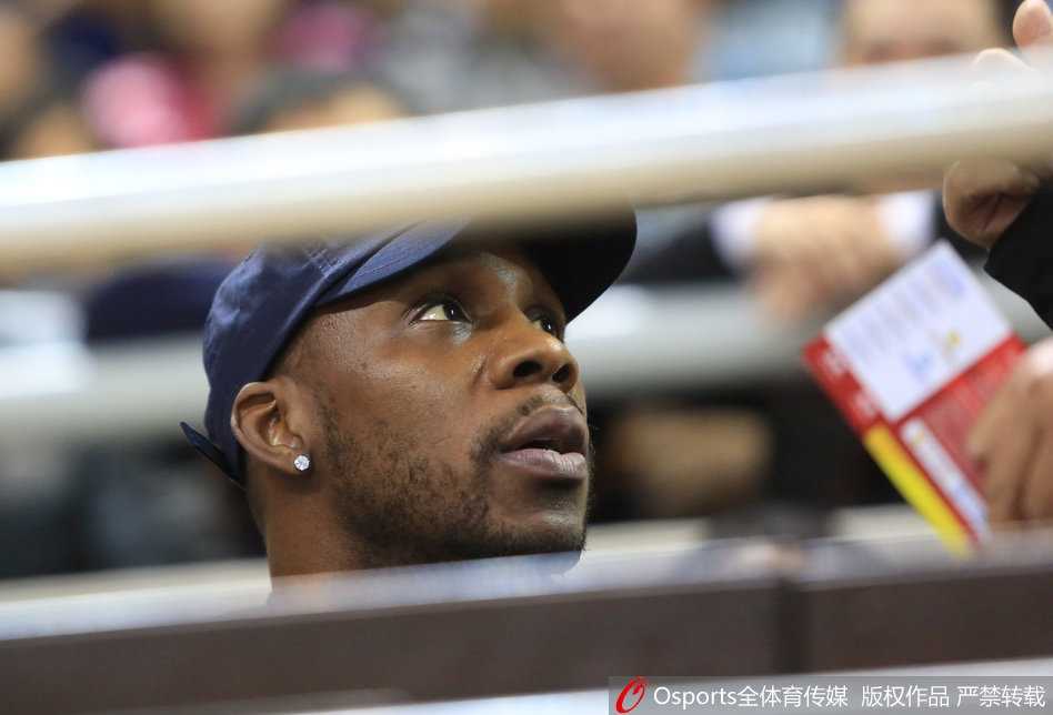 王一梅在四号位准备进攻，她的眼神坚定而有力，手臂肌肉线条显示出积蓄的巨大能量，对手的拦网手在她面前显得略有迟疑。