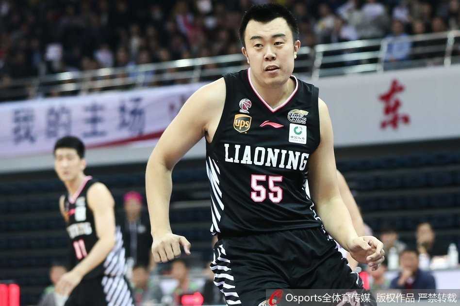 巴斯旱地拔葱跃起暴扣，双手肆虐篮筐