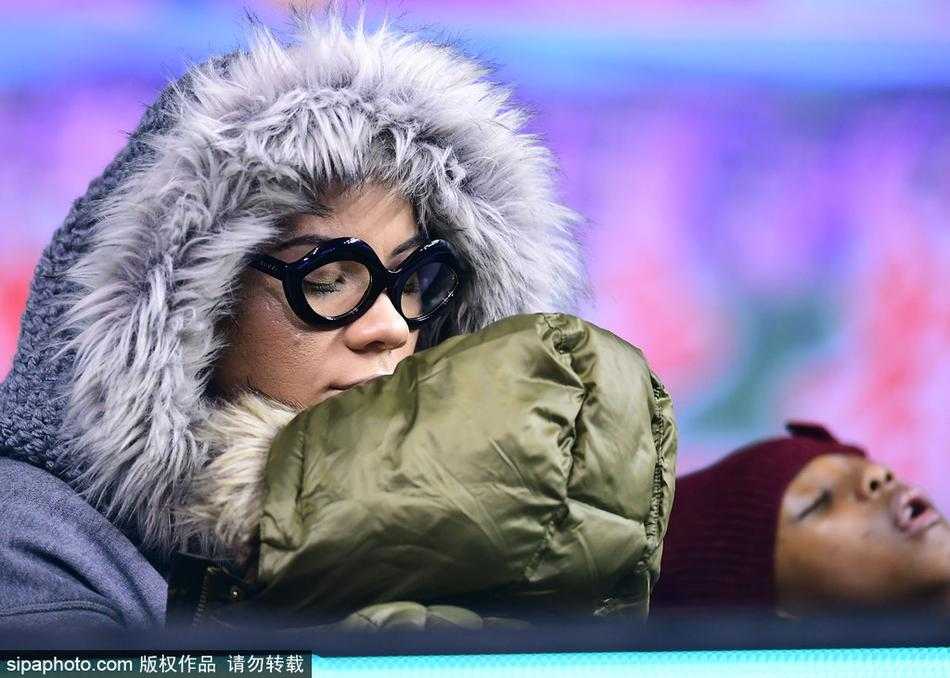 哈德森鏖战加时赛场如战场 娇妻爱女酣睡看台成趣景 哈德森的大女儿安静地坐在妈妈身旁,小手扶着护栏,眼神有些迷离。尽管比赛的激烈程度足以让成年人热血沸腾,但睡意还是悄悄爬上了小女孩的脸颊。