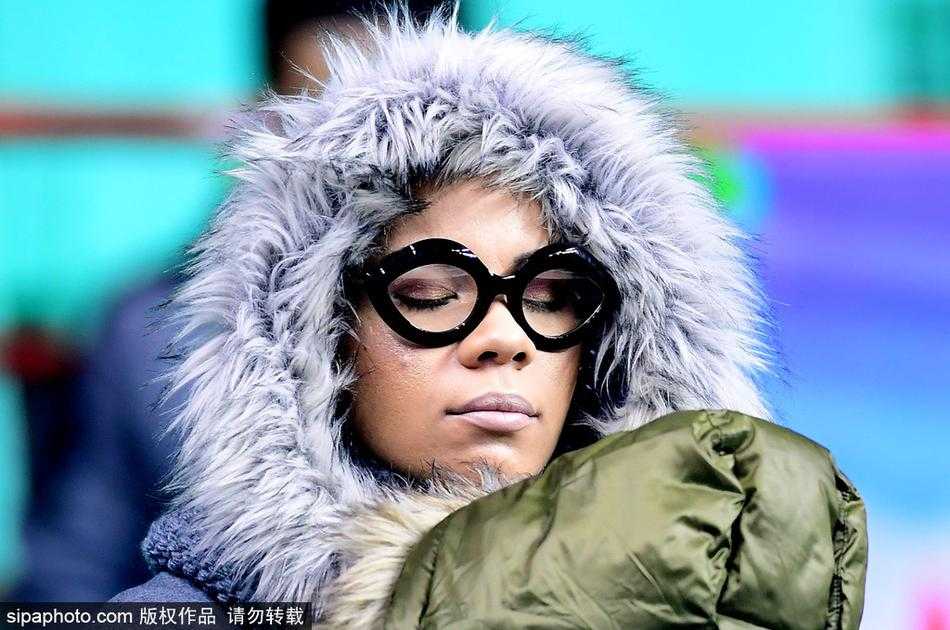 哈德森鏖战加时赛场如战场 娇妻爱女酣睡看台成趣景 看台上喧嚣声此起彼伏,哈德森的妻子却怀抱熟睡的小女儿安然稳坐,仿佛赛场的紧张气氛与她无关,眼中只有怀中安睡的宝贝。