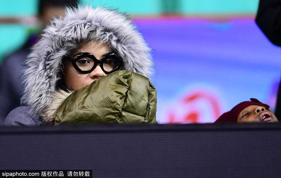 哈德森鏖战加时赛场如战场 娇妻爱女酣睡看台成趣景 身穿厚重冬装的哈德森妻子将女儿紧紧搂在怀里,小家伙戴着小帽子睡得香甜,母亲的双手就是她最安稳的摇篮,即使是CBA的火爆战场也无法将她惊醒。