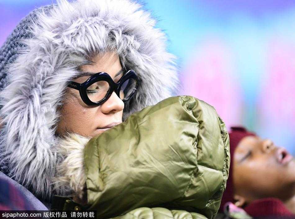 哈德森鏖战加时赛场如战场 娇妻爱女酣睡看台成趣景 哈德森妻子面带微笑,眼神温柔地看着怀里的女儿。即使在嘈杂的体育场内,母女二人也自成一方宁静的小天地,仿佛时间都为此放缓了脚步。