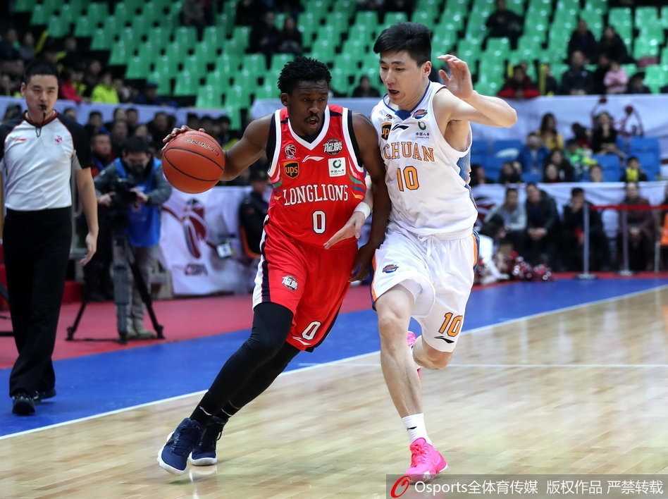 哈达迪在对方多人包夹之下依然高举高打，试图完成篮下强攻，展现了其在内线的绝对统治力。