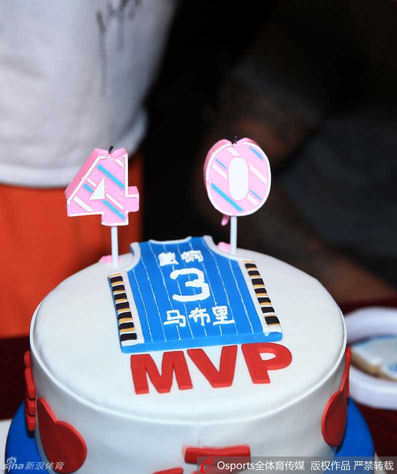 四十不惑再出发:马布里生日会上泪别失意,誓言为京城球迷再战一年 马布里手持话筒面对镜头侃侃而谈,神情专注而坚定,身后是热情的球迷,他正在向外界传达自己希望‘再战一年’的强烈意愿和对北京的眷恋。